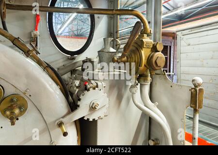 Controlla i dettagli di una vecchia locomotiva a vapore Foto Stock