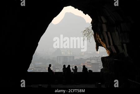 Monte Diecai, Guilin nella provincia di Guangxi, Cina. La vista da una grotta sul sentiero fino alla cima del Monte Diecai con persone non identificabili in silhouette. Foto Stock