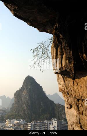 Monte Diecai a Guilin, provincia di Guangxi, Cina. Questa è la vista da una grotta sul sentiero fino alla cima del Monte Diecai con una roccia a strapiombo. Foto Stock