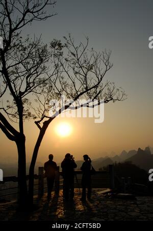 Monte Diecai a Guilin, provincia di Guangxi, Cina. Un gruppo di persone non identificabili sulla cima del Monte Diecai godendo la vista e scattando fotografie. Foto Stock