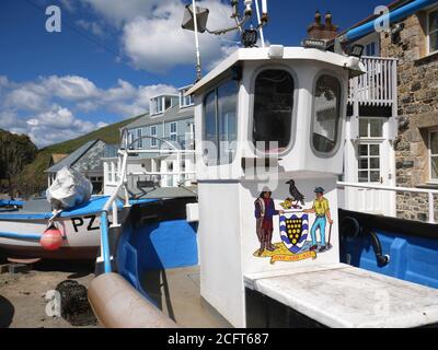 Uno stemma della Cornovaglia in mostra su una barca da pesca al porto di Mullion, Cornovaglia. Foto Stock