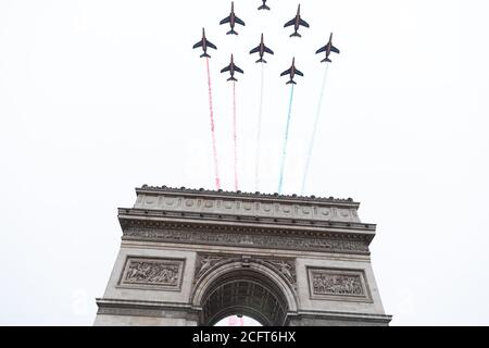 I jet da combattimento francesi sorvolano l'Arco di Trionfo come presidente Donald J. Trump e la prima Signora Melania Trump partecipano al Centenario della cerimonia del giorno dell'Armistizio 1918 Domenica 11 novembre 2018, all'Arco di Trionfo di Parigi. Foto Stock