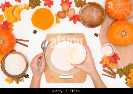 ricetta e ingredienti per cucinare i cupcake di zucca autunnali . vista dall'alto su uno sfondo chiaro. il processo di miscelazione di farina, burro, uova, zucchero e pompa Foto Stock