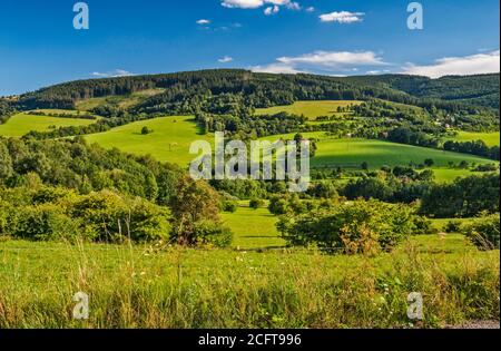 Colline nei Carpazi bianchi, vista dalla strada vicino al villaggio di Lopenik, regione di Zlin, Slovacko (Slovacchia Moravia), Repubblica Ceca Foto Stock