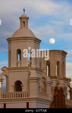 Riserva indiana di Tohono o'odham AZ / DEC Dusk sulla missione Kino di San Xavier del bac. V1 Foto Stock