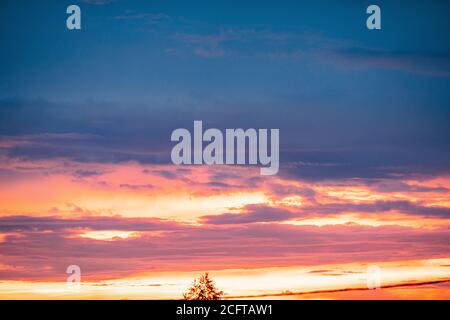 Bellissimo paesaggio del cielo serale con nuvole, tramonto. Blu, cielo arancione Foto Stock
