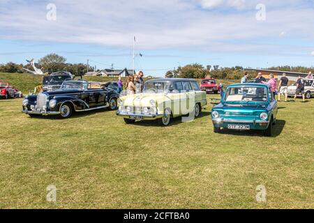 La gente guarda le auto in una mostra di auto classiche al Battle of Britain Memorial, Capel-le Ferne, Kent. Foto Stock