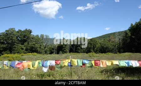 Bandiere tibetane che volano al monastero buddista di Woodstock, NY Foto Stock