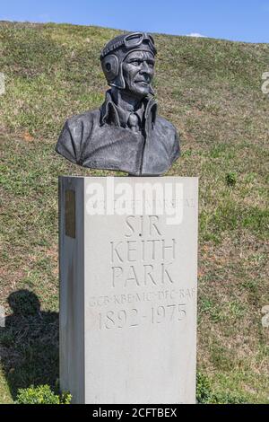 Un busto di Sir Keith Park alla Battaglia di Gran Bretagna Memorial, Capel-le Ferne, Kent. Foto Stock