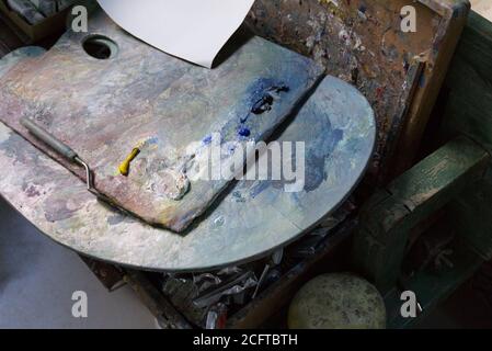 Una delle tavolozze usate dall'artista britannico Martin Yeoman, fotografata nel suo studio di Wiltshire, Regno Unito. Foto Stock