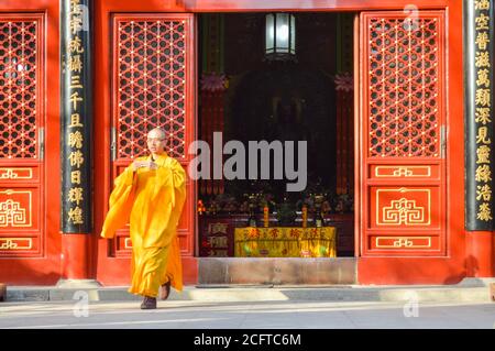 Pechino / Cina - 2 febbraio 2014: Monaco buddista che esegue il rituale al tempio di Fayuan, costruito nel 645, uno dei più antichi templi buddisti di Beijin Foto Stock