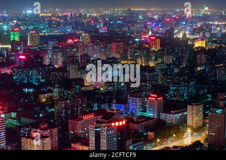 Pechino / Cina - 25 agosto 2014: Vista panoramica notturna del paesaggio urbano di Pechino, vista dalla piattaforma di osservazione della Torre della Televisione Centrale Foto Stock