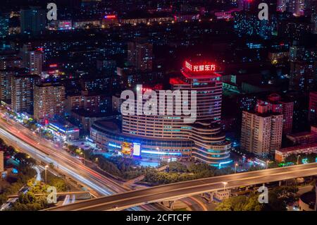 Pechino / Cina - 25 agosto 2014: Vista panoramica notturna del paesaggio urbano di Pechino, vista dalla piattaforma di osservazione della Torre della Televisione Centrale Foto Stock