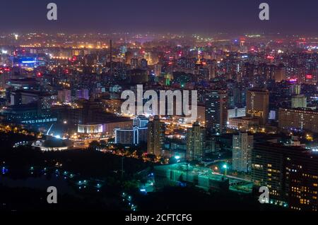 Pechino / Cina - 25 agosto 2014: Vista panoramica notturna del paesaggio urbano di Pechino, vista dalla piattaforma di osservazione della Torre della Televisione Centrale Foto Stock