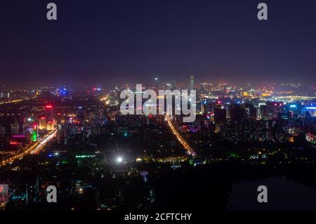 Pechino / Cina - 25 agosto 2014: Vista panoramica notturna del paesaggio urbano di Pechino, vista dalla piattaforma di osservazione della Torre della Televisione Centrale Foto Stock