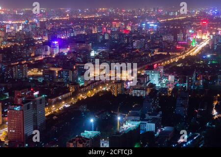 Pechino / Cina - 25 agosto 2014: Vista panoramica notturna del paesaggio urbano di Pechino, vista dalla piattaforma di osservazione della Torre della Televisione Centrale Foto Stock