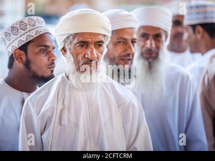 Nizwa, Oman, 2 dicembre 2016: Gli uomini locali che acquistano al mercato della capra di venerdì a Nizwa, Oman Foto Stock