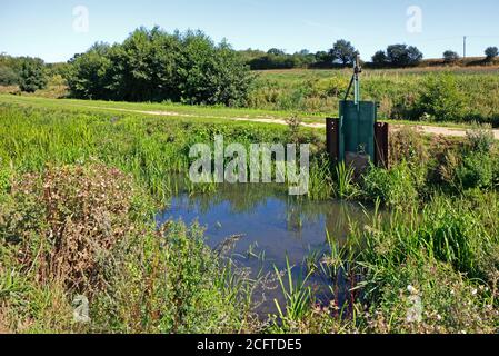 Un culvert con saracinesca che devia l'acqua dal North Walsham e dal Dilham Canal a nord di Royston Bridge, North Walsham, Norfolk, Inghilterra, UK. Foto Stock