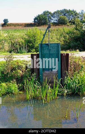 Un culvert con saracinesca che devia l'acqua dal North Walsham e dal Dilham Canal a nord di Royston Bridge, North Walsham, Norfolk, Inghilterra, UK. Foto Stock