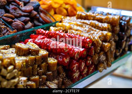 Varie delizie turche dai colori brillanti dolci baklava lokum e frutta secca verdure sul mercato a Istanbul, Turchia Foto Stock