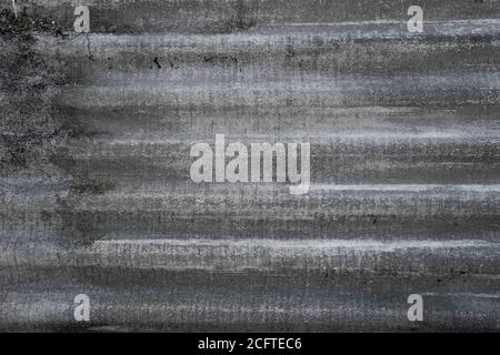 Struttura in stagno grigio astratta con linee orizzontali. Una vecchia struttura in metallo per il tuo design Foto Stock