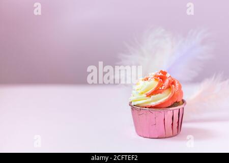 Cupcakes festivo con crema rosa e spolverare. Foto Stock