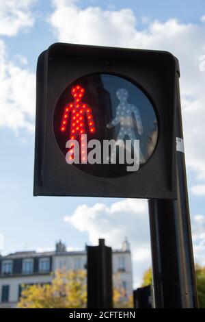 Pedone che attraversa il semaforo rosso significa "non attraversare", Francia Foto Stock