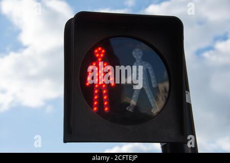 Pedone che attraversa il semaforo rosso significa "non attraversare", Francia Foto Stock