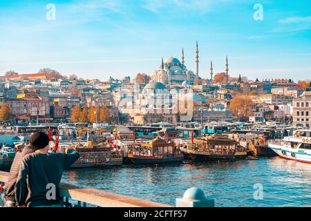 23.10.2019 Istanbul, Turchia. Due uomini guardano al porto e alla vista della città. Sullo sfondo, una vista di Hagia Sophia e la baia. Foto Stock