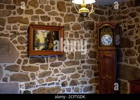 Old Stone casa con orologio antico vintage, lampada decorativa e foto sulla parete. Concetto antico Foto Stock