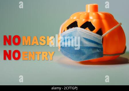 Zucca arancione che indossa una maschera medica protettiva. Foto Stock
