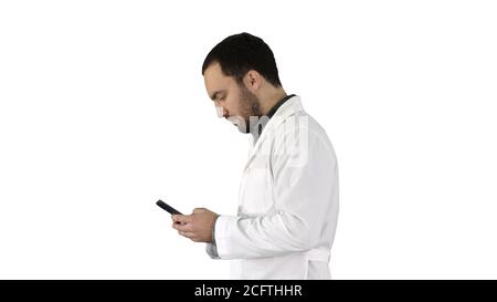 Camminare medico o infermiere gli sms su un cellulare su sfondo bianco. Foto Stock