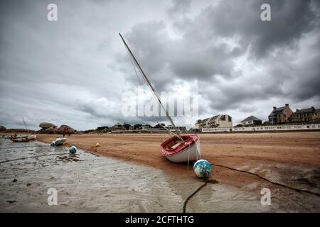 Scenario estivo in Bretagna Francia con l'oceano e diversi tipi di barche sull'acqua e ormeggiato sul Foto Stock