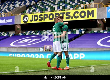 Paddy McNair (a destra) dell'Irlanda del Nord celebra il primo gol del suo fianco con il compagno di squadra George Saville durante la partita della UEFA Nations League Group 1, League B al Windsor Park, Belfast. Foto Stock