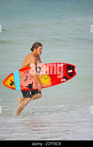 HOLMES BEACH, Anna Maria Island, FL / USA - Ottobre 4, 2013: surfisti sulla spiaggia prendendo una pausa e guardare i loro compagni di surfers. Foto Stock