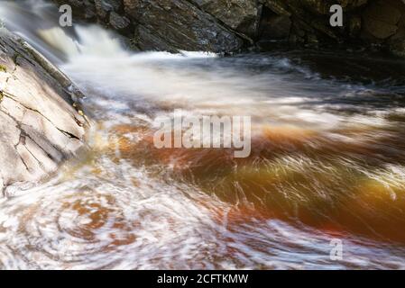 Schiuma vorticosa in un fiume Foto Stock