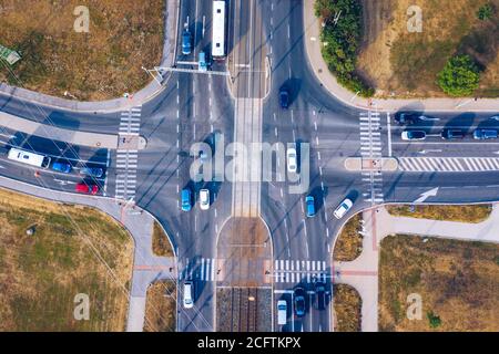 Vista aerea dall'alto di crocevia con molti veicoli o traffico automobilistico, moderni incroci urbani e incroci nel centro città. Traffico stradale all'incrocio o i Foto Stock