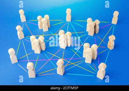 Persone collegate da molte linee. Gerarchia di un'azienda senza un centro dominante. Distribuzione delle posizioni e delle responsabilità, comunicati Foto Stock