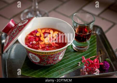 Si tratta di un cocktail vecchio stile, servito in un tradizionale zuppa di tazza cinese con fiore Foto Stock