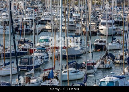 un porto di yacht della costa sud degli autobus in un porto turistico in lymington sulla costa solente a sud dell'inghilterra Foto Stock