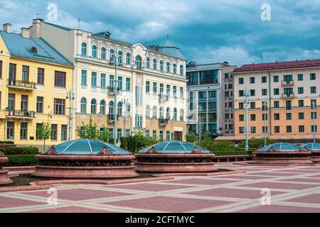 Minsk, Bielorussia - 29 aprile 2017: Piazza dell'Indipendenza - Viale dell'Indipendenza a Minsk. Vista dell'hotel Minsk Foto Stock