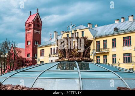 Minsk, Bielorussia - 29 aprile 2017: Piazza dell'Indipendenza - Viale dell'Indipendenza a Minsk. Vista sulla Chiesa di San Simeone e Sant'Elena Foto Stock