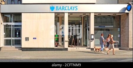 Barclays Bank High Street Banking filiali facciata segno del marchio & logo cliente alla cassa persone che camminano marciapiede Brentwood Essex Inghilterra Regno Unito Foto Stock