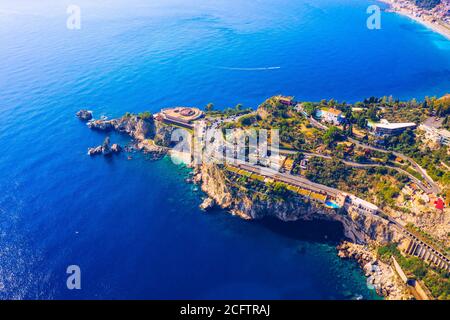 Taormina è una città sull'isola della Sicilia. L'Etna sul paesaggio urbano di Taormina, Messina, Sicilia. Vista di Taormina situata nella città metropolitana Foto Stock
