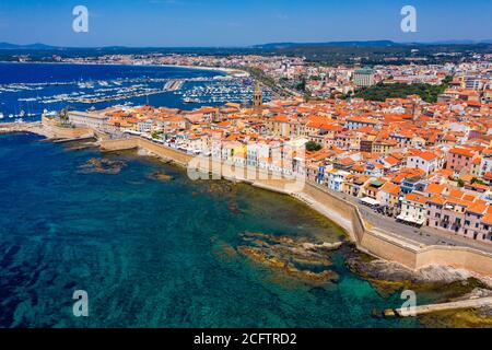 Vista aerea sulla città vecchia di Alghero, vista sulla città di Alghero in una bella giornata con vista sul porto e sul mare aperto. Alghero, Italia. Vista panoramica aerea o Foto Stock