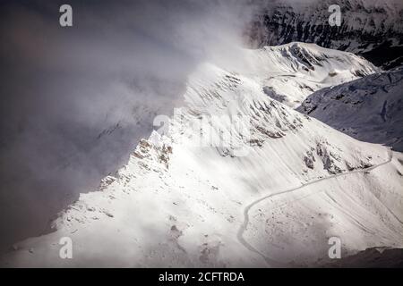 Incredibili vette innevate nella regione svizzera delle alpi Jungfrau Da Schilthorn Foto Stock