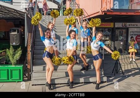 Dnipro, Ucraina - 24 agosto 2019: Spettacolo dimostrativo di cheerleader nel centro della città nella soleggiata giornata estiva Foto Stock