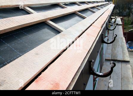 Grondaie di scarico per costruzione non finita sul tetto. Costruzione del tetto non finita primo piano Foto Stock