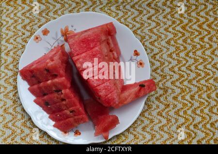 Fette di succosa anguria arrangiate su un piatto, Sofia, Bulgaria Foto Stock