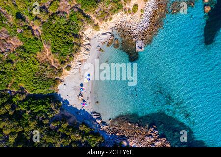 Vista panoramica sulla spiaggia di sabbia e mare con acque azzurre, a Villasimius, Sardegna (Sardegna) isola, Italia. Vacanze, le migliori spiagge della Sardegna. Por Foto Stock